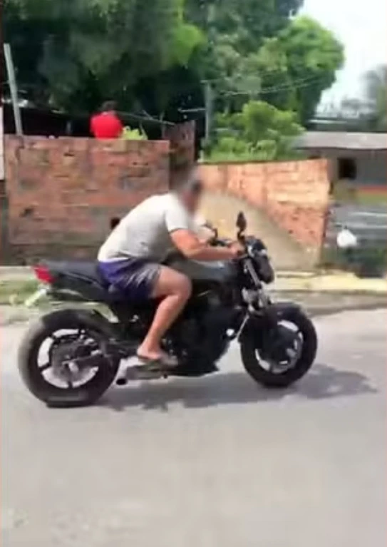 Homem morre em 'pega' de motos após bater em muro de fábrica em Manaus