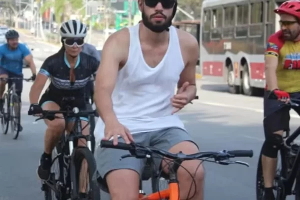 Jovem que ficou paraplégico após cirurgia cardíaca e voltou a andar