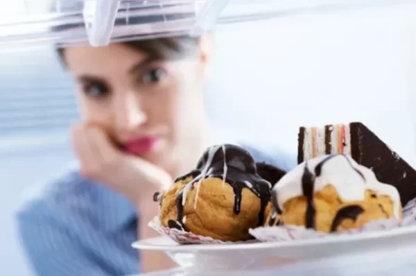 Mantenha sua saúde bucal nas festas de fim de ano: escove os dentes após cada refeição, use flúor e evite excessos de açúcar e álcool...