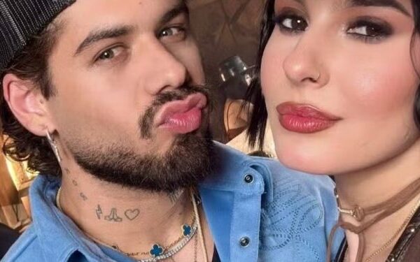 O cantor Zé Felipe anunciou o fim do namoro com a sertaneja Ana Castela na noite desta segunda-feira (29). O artista postou um texto...