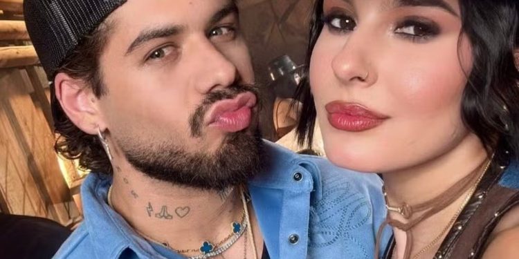 O cantor Zé Felipe anunciou o fim do namoro com a sertaneja Ana Castela na noite desta segunda-feira (29). O artista postou um texto...