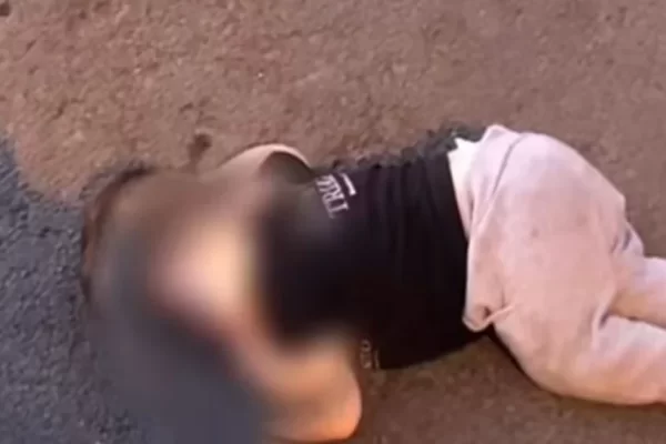 Um bebê de pouco mais de um ano foi encontrado sozinho, descalço e chorando em plena via pública durante a madrugada...