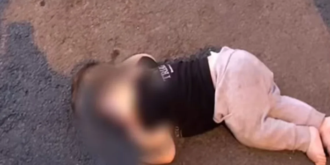 Um bebê de pouco mais de um ano foi encontrado sozinho, descalço e chorando em plena via pública durante a madrugada...