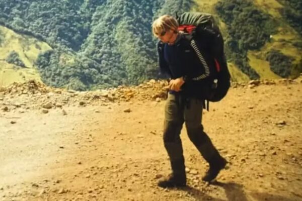 Angela Bushby diz que as primeiras palavras que dirá ao filho, Karl, quando ele voltar para casa serão: “que horas são essas?”...