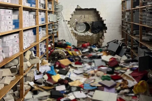 Episódio aconteceu na cidade de Gelsenkirchen, no oeste da Alemanha. Ladrões abriram mais de 3 mil cofres com ajuda de furadeira...