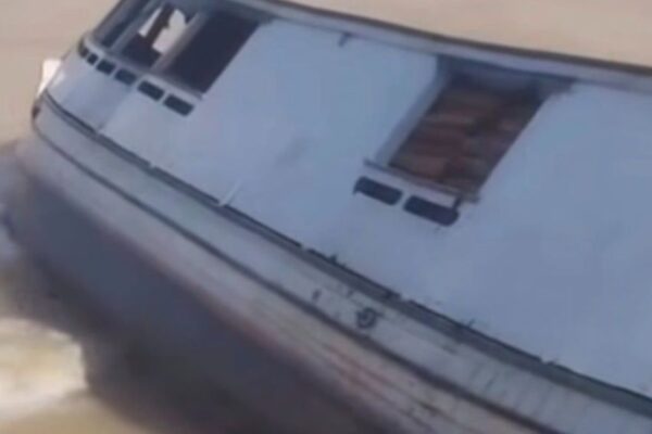 Uma embarcação que transportava grande quantidade de madeira virou nas águas de Breves, na Ilha do Marajó, gerando momentos...