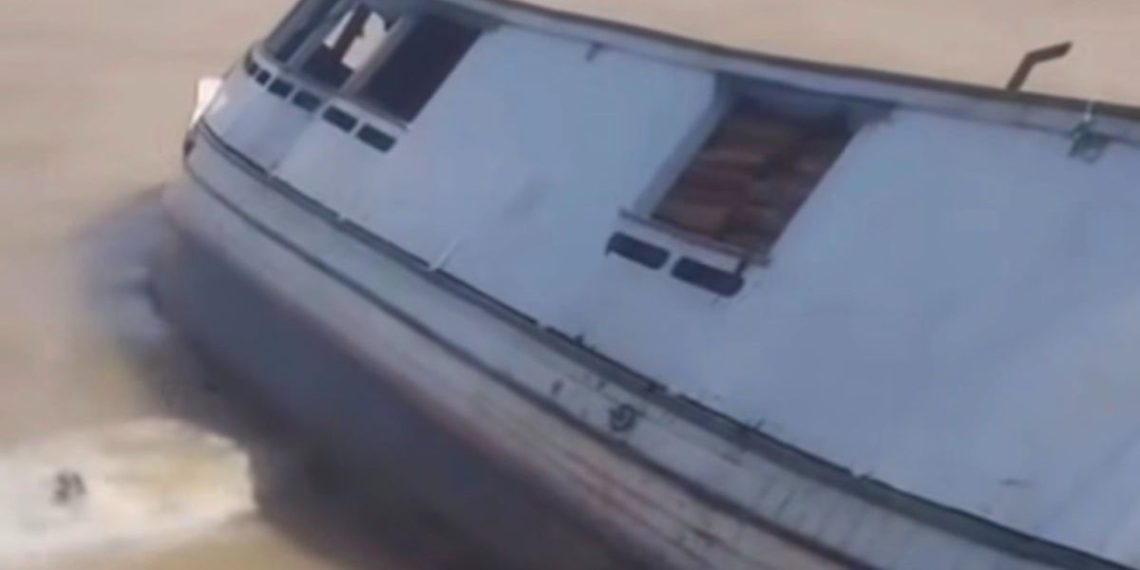 Uma embarcação que transportava grande quantidade de madeira virou nas águas de Breves, na Ilha do Marajó, gerando momentos...