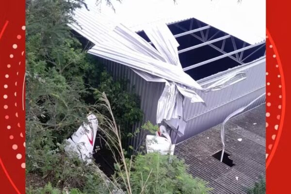 As primeiras informações são de que, na aeronave, estava apenas um piloto, que ficou preso às ferragens. Ele teve ferimentos leves...