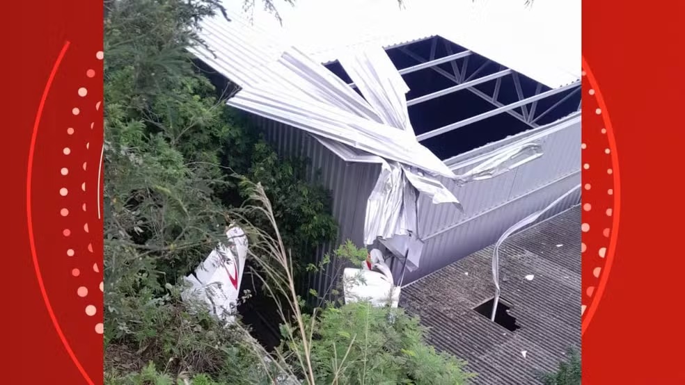 As primeiras informações são de que, na aeronave, estava apenas um piloto, que ficou preso às ferragens. Ele teve ferimentos leves...