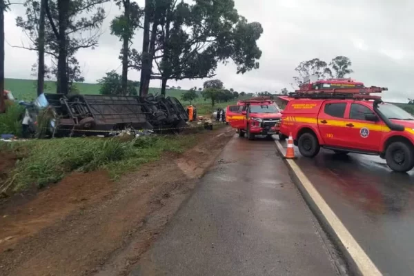 Acidente ocorreu na manhã desta terça-feira (6) entre Patos de Minas e Varjão de Minas, no Alto Paranaíba. Os passageiros retornavam...