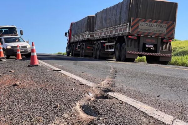 Mais de 30 ocupantes do veículo foram socorridos com ferimentos. Acidente aconteceu no trecho da rodovia entre Ocauçu e Marília (SP)...