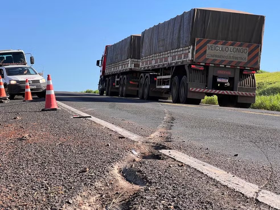 Mais de 30 ocupantes do veículo foram socorridos com ferimentos. Acidente aconteceu no trecho da rodovia entre Ocauçu e Marília (SP)...