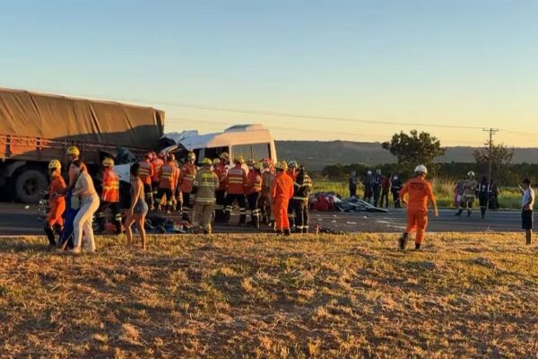 Acidente aconteceu em Planaltina sentido Plano Piloto. Impacto deixou destruída parte da van, que bateu na traseira do caminhão...