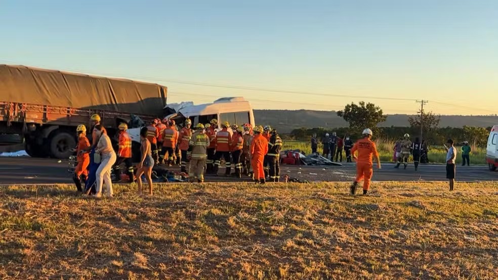 Acidente aconteceu em Planaltina sentido Plano Piloto. Impacto deixou destruída parte da van, que bateu na traseira do caminhão...