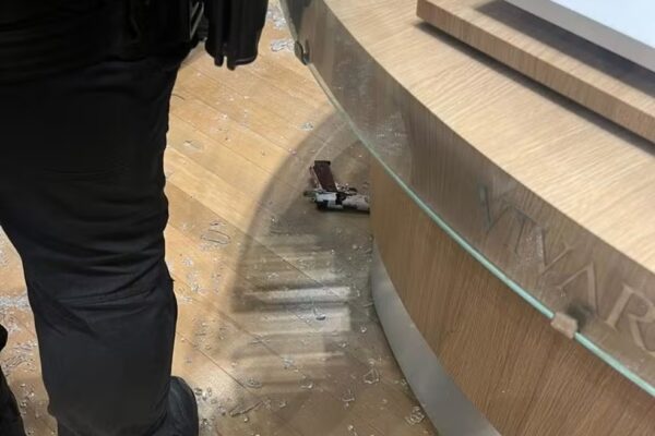 Mulher sofreu um ferimento causado por faca na garganta e não resistiu. O caso ocorreu na loja Vivara no shopping Golden Square...