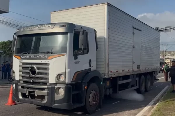 O veículo de carga passou por cima do ciclista e da bicicleta. O impacto foi fatal, e o homem morreu ainda no local do acidente...