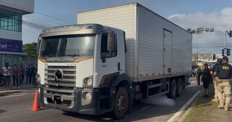 O veículo de carga passou por cima do ciclista e da bicicleta. O impacto foi fatal, e o homem morreu ainda no local do acidente...