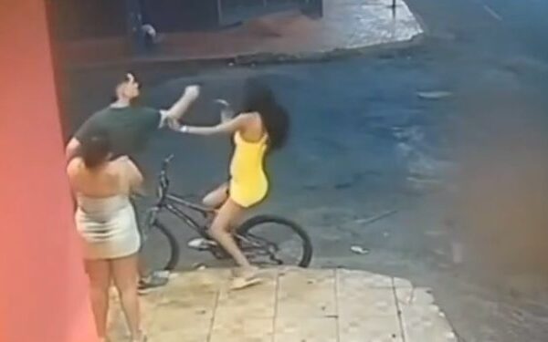 Uma jovem de 24 anos, grávida, perdeu o bebê após ser baleada em frente a um prostíbulo na Avenida Tancredo Neves...