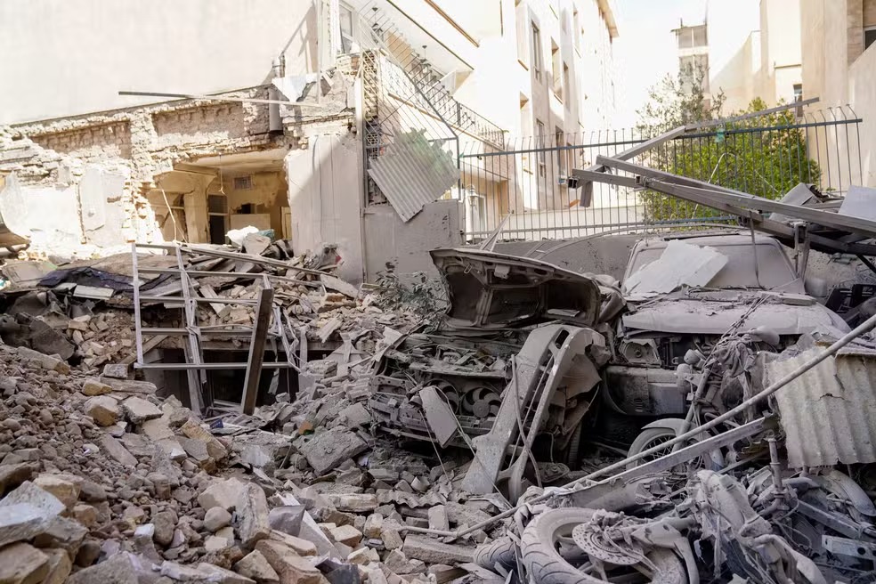 Explosões foram ouvidas em Teerã e outras cidades iranianas durante o sábado (28). Aiatolá Ali Khamenei, líder supremo do Irã, foi morto...