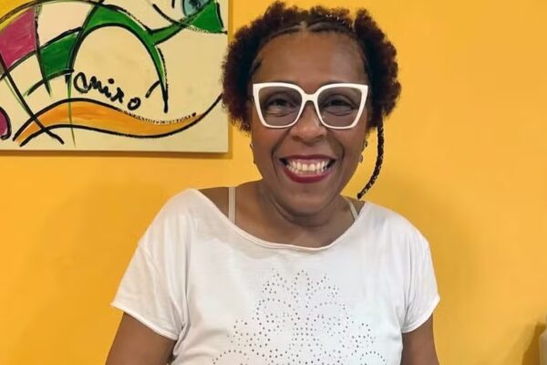 Suspeita é que PMs confundiram o carro dela com o de bandidos. Imagens mostram o momento em que os policiais abordam...