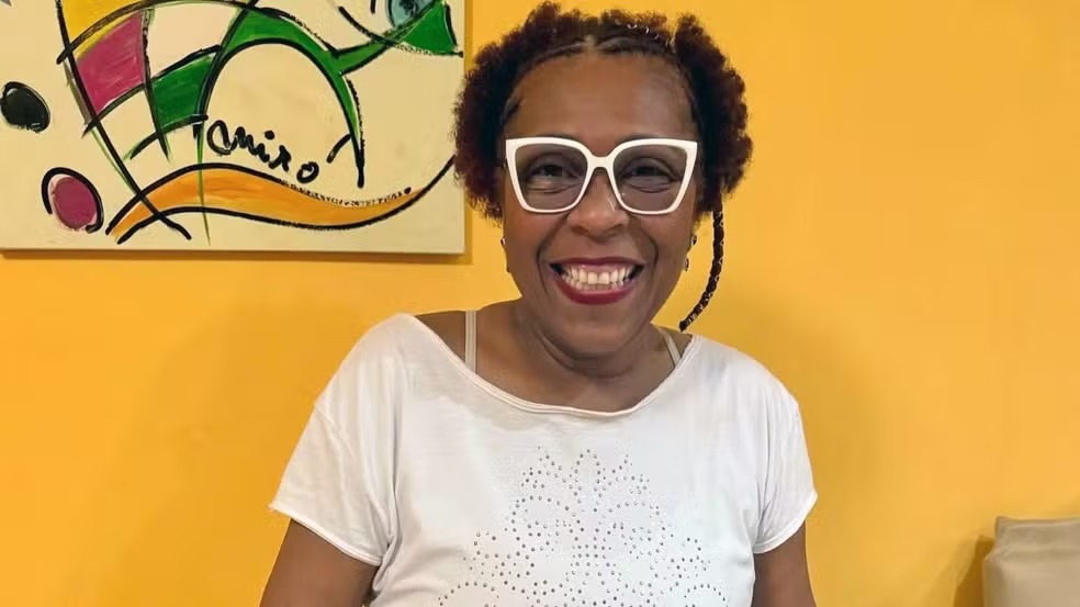 Suspeita é que PMs confundiram o carro dela com o de bandidos. Imagens mostram o momento em que os policiais abordam...