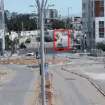 Imagens captadas pelas câmeras de vigilância da Prefeitura de Or Yehuda flagraram o momento em que ele se é lançado ao chão...