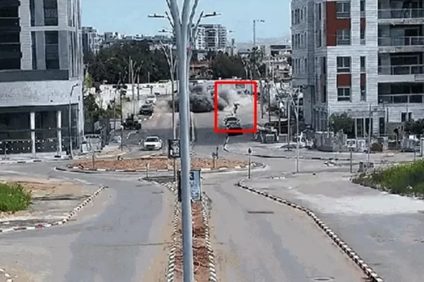 Imagens captadas pelas câmeras de vigilância da Prefeitura de Or Yehuda flagraram o momento em que ele se é lançado ao chão...