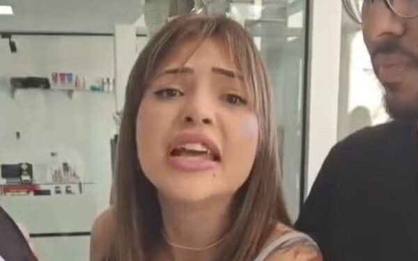 Uma mulher de 27 anos foi detida na tarde de terça-feira (5) após dar uma facada nas costas de um cabeleireiro em um salão de...