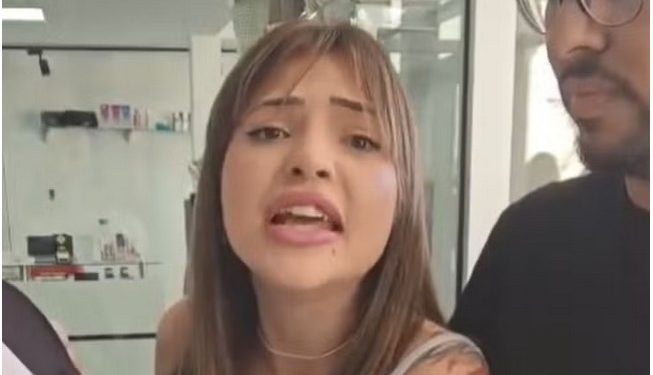 Uma mulher de 27 anos foi detida na tarde de terça-feira (5) após dar uma facada nas costas de um cabeleireiro em um salão de...