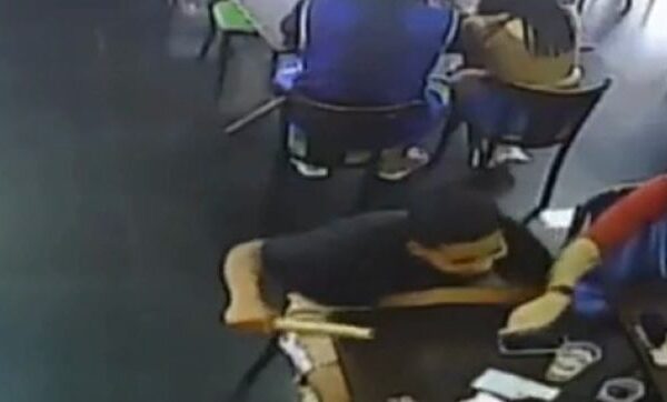 Uma criança de 7 anos ficou ferida após um grupo de adultos acender um rojão dentro de um restaurante durante uma confraternização...