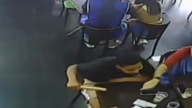 Uma criança de 7 anos ficou ferida após um grupo de adultos acender um rojão dentro de um restaurante durante uma confraternização...