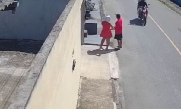 Imagens de câmeras de segurança flagraram o momento em que um homem, ainda não identificado, roubou o celular de uma...