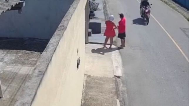 Imagens de câmeras de segurança flagraram o momento em que um homem, ainda não identificado, roubou o celular de uma...