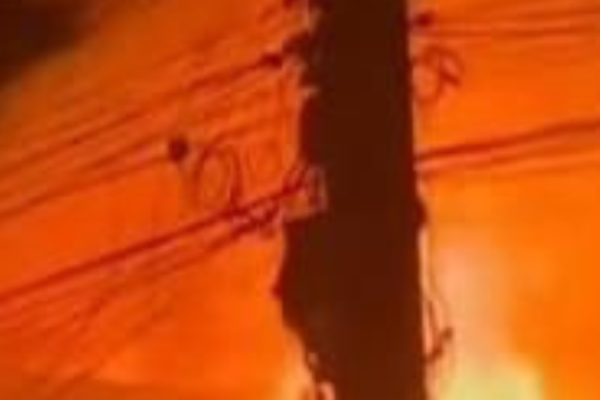 Um homem morreu carbonizado após um incêndio atingir uma residência em Barcarena neste domingo (7). Segundo informações...
