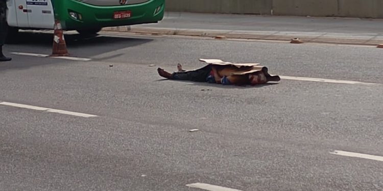 Um pedestre morreu após ser atropelado por uma caçamba na tarde desta quinta-feira (16), na BR-316, em Ananindeua, na Região...