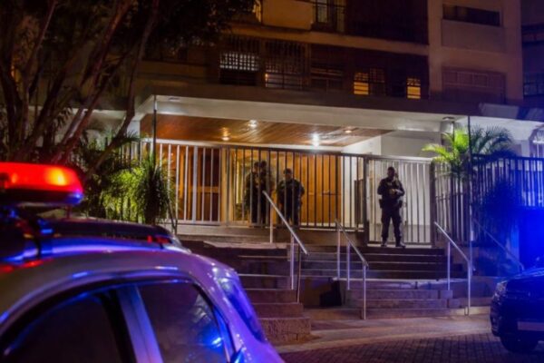 Homem entrou em prédio na 302 Sul, tentou invadir apartamentos e fez uma idosa de 95 anos refém; suspeito morreu após...