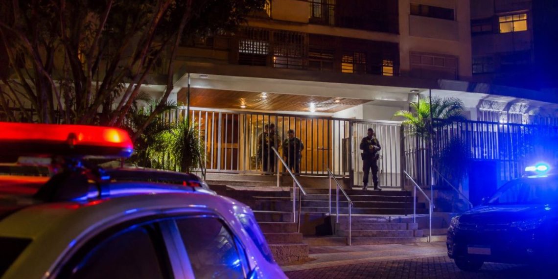 Homem entrou em prédio na 302 Sul, tentou invadir apartamentos e fez uma idosa de 95 anos refém; suspeito morreu após...