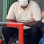 Uma fotografia simples, registrada durante uma espera por transporte, acabou revelando uma história de luta e esperança. Na imagem...
