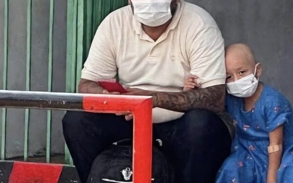 Uma fotografia simples, registrada durante uma espera por transporte, acabou revelando uma história de luta e esperança. Na imagem...