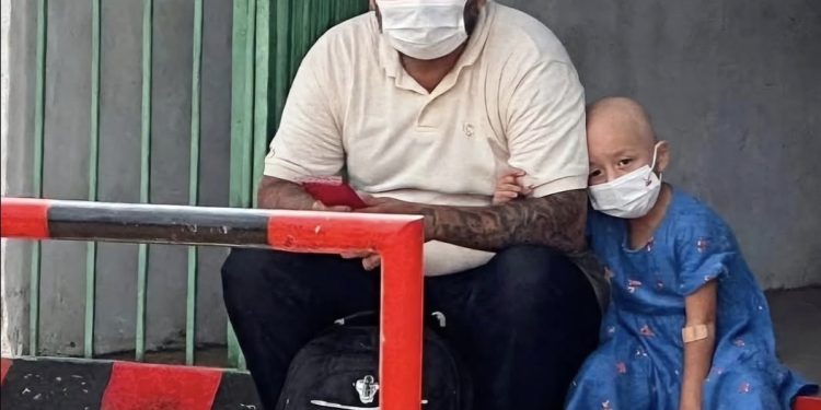 Uma fotografia simples, registrada durante uma espera por transporte, acabou revelando uma história de luta e esperança. Na imagem...