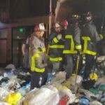 Um homem viveu momentos de desespero após ser despejado acidentalmente na caçamba de um caminhão de lixo durante a coleta de resíduos em