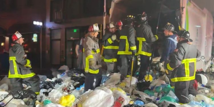 Um homem viveu momentos de desespero após ser despejado acidentalmente na caçamba de um caminhão de lixo durante a coleta de resíduos em