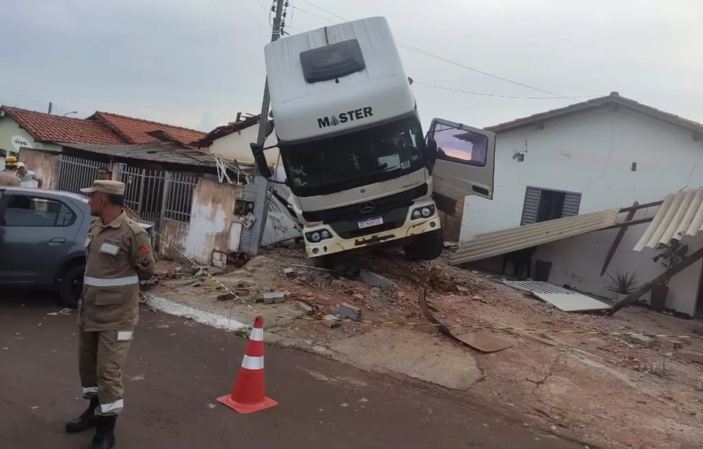 Em Goiás, um caminhão desgovernado destrói uma casa e causa dois feridos. Caso acontece em Mineiros (GO). Duas pessoas...