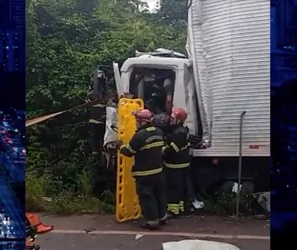 Um dos motoristas ficou preso nas ferragens e precisou ser resgatado pelo Corpo de Bombeiros. Um homem ficou preso nas ferragens...