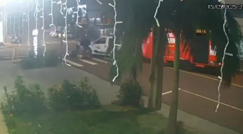 Segundo as imagens, os veículos seguiam em direções opostas quando a caminhonete, ao realizar uma conversão à esquerda...