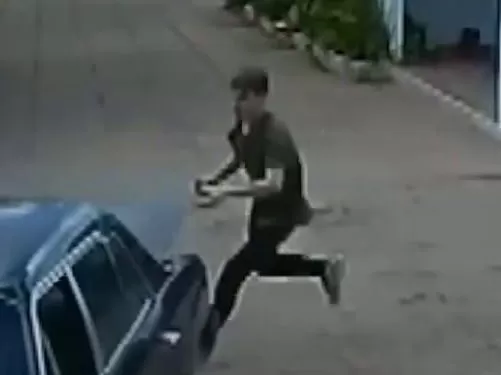 Uma câmera de segurança registrou o momento em que Thiago Foloni Silva, de 29 anos, entra voluntariamente no porta-malas