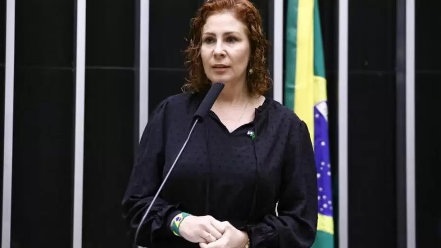 Especialista diz que Carla Zambelli pode ser extraditada da Itália