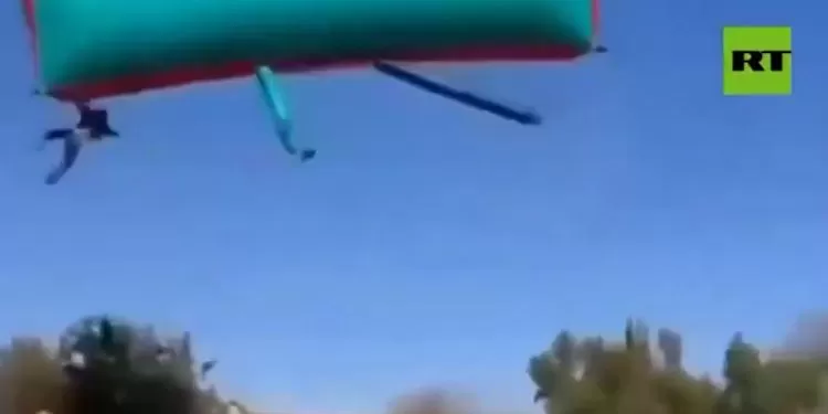 Brinquedo inflável não estava preso ao solo; uma das vítimas sofreu fratura no crânio. Duas crianças ficaram feridas após...